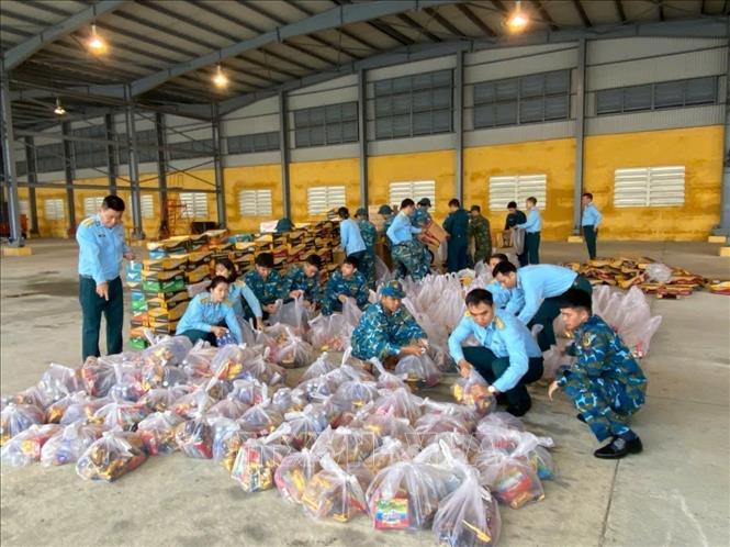  Trung đoàn 930 chuẩn bị hàng từ sân bay Đà Nẵng và sân bay Phù Cát để thực hiện nhiệm vụ bay cứu trợ. Ảnh: TTXVN phát