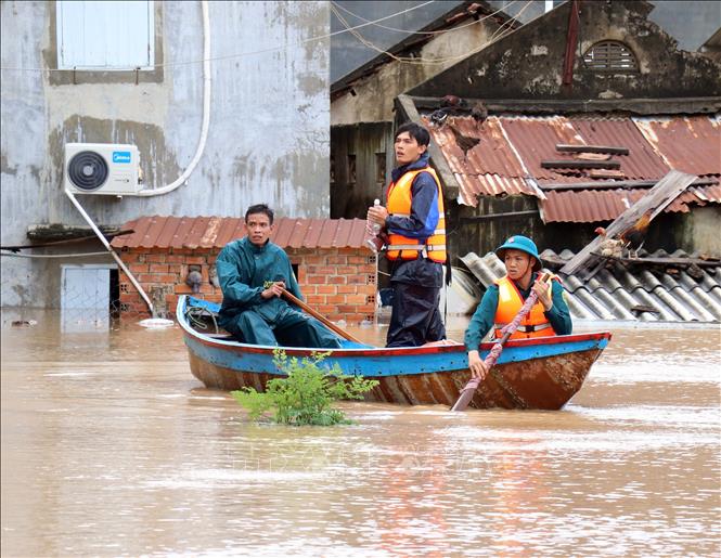  Lực lượng cứu hộ vào thôn Phước Khánh (xã Ninh Phước) để đưa người dân bị mưa lũ cô lập ra ngoài. Ảnh: Công Thử - TTXVN