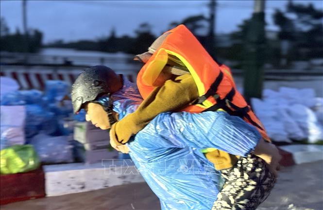  Lực lượng cứu hộ sơ tán một cụ già tại phường Tuy Hoà (tỉnh Đắk Lắk) đến nơi an toàn. Ảnh: Tường Quân - TTXVN