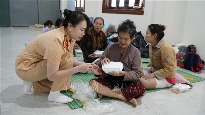  Lực lượng CSGT Gia Lai nỗ lực đảm bảo điều kiện ăn ở cho người dân đến sơ tán. Ảnh: Đình Quân-TTXVN          