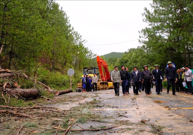 Phó Thủ tướng Chính phủ Hồ Quốc Dũng cùng đoàn công tác kiểm tra thực tế tại hiện trường sạt lở tuyến đèo Mimosa (một trong những cửa ngõ của Đà Lạt, Lâm Đồng) bị sạt lở nghiêm trọng, tạm dừng cho phương tiện lưu thông. Ảnh: Nguyễn Dũng – TTXVN