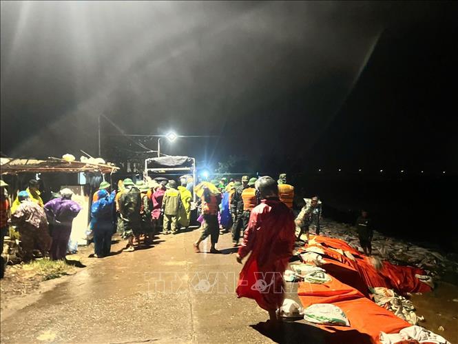 Quân và dân thành phố Đà Nẵng xuyên đêm khắc phục sạt lở bờ kè An Lương. Ảnh: Khoa Chương- TTXVN