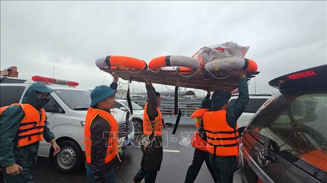  Lực lượng Bộ chỉ huy quân sự tỉnh Khánh Hòa triển khai công tác khắc phục mưa lũ. Ảnh: Đặng Tuấn - TTXVN 