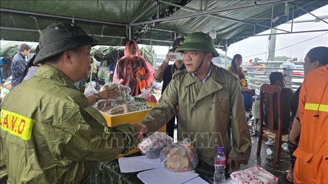  Chủ tịch UBND tỉnh Khánh Hòa Trần Phong động viên lực lượng Công an tỉnh làm nhiệm vụ điều phối cung ứng nhu yếu phẩm cho người dân. Ảnh: Đặng Tuấn - TTXVN