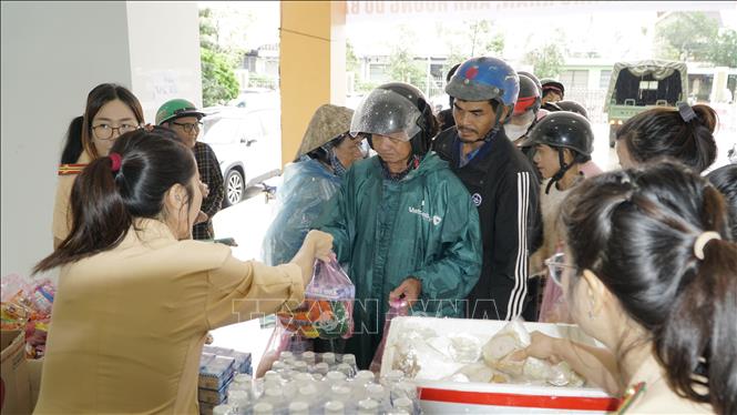  Người dân đến Phòng CSGT, Công an tỉnh Gia Lai nhận quà hỗ trợ. Ảnh: Đình Quân-TTXVN