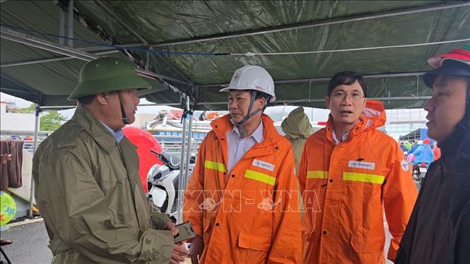 Chủ tịch UBND tỉnh Khánh Hòa Trần Phong yêu cầu huy động tổng lực các lực lượng khẩn trương triển khai phương án ứng phó. Ảnh: Đặng Tuấn -TTXVN 