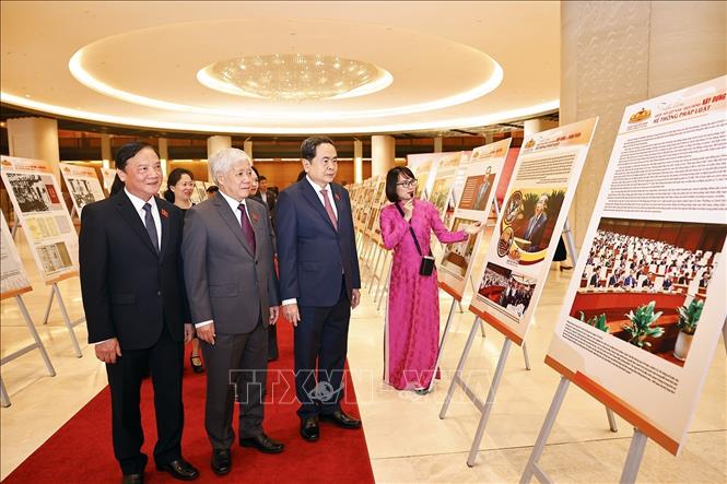 Chủ tịch Quốc hội Trần Thanh Mẫn và đại biểu tham quan triển lãm “Quốc hội Việt Nam - Quá trình xây dựng và hoàn thiện hệ thống pháp luật”. Ảnh: Doãn Tấn - TTXVN
