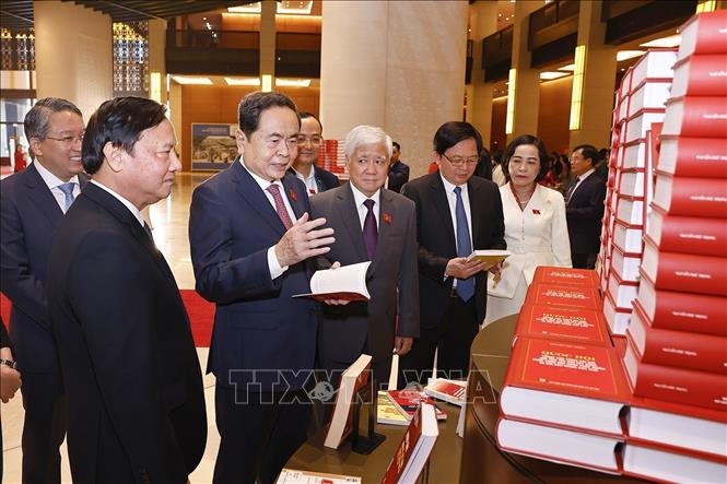 Chủ tịch Quốc hội Trần Thanh Mẫn và đại biểu tham quan triển lãm “Quốc hội Việt Nam - Quá trình xây dựng và hoàn thiện hệ thống pháp luật”. Ảnh: Doãn Tấn - TTXVN
