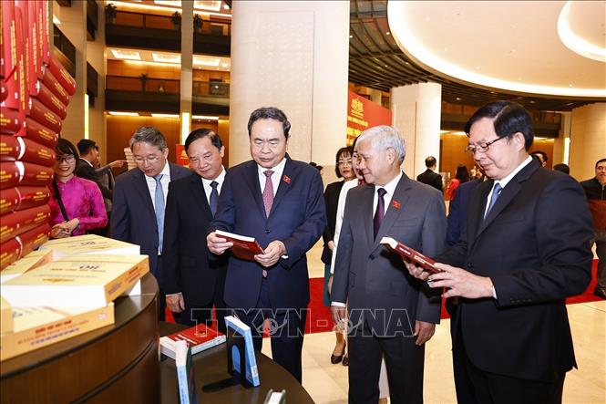 Chủ tịch Quốc hội Trần Thanh Mẫn và đại biểu tham quan triển lãm “Quốc hội Việt Nam - Quá trình xây dựng và hoàn thiện hệ thống pháp luật”. Ảnh: Doãn Tấn - TTXVN
