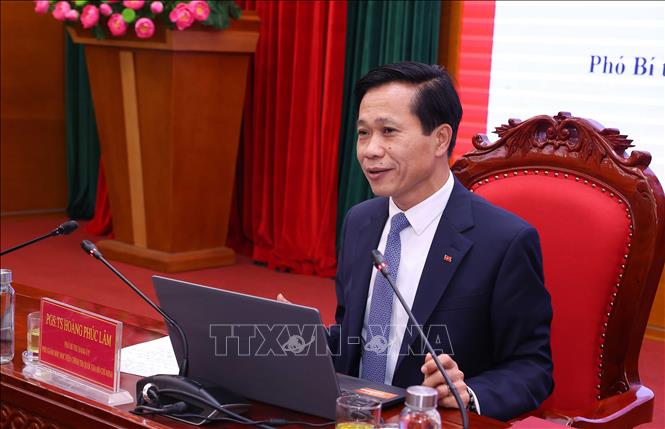 PGS,TS Hoàng Phúc Lâm, Phó Giám đốc Học viện Chính trị quốc gia Hồ Chí Minh giới thiệu chuyên đề: Tư duy, tầm nhìn lãnh đạo, quản lý của cấp ủy cấp xã. . Ảnh: Văn Điệp - TTXVN