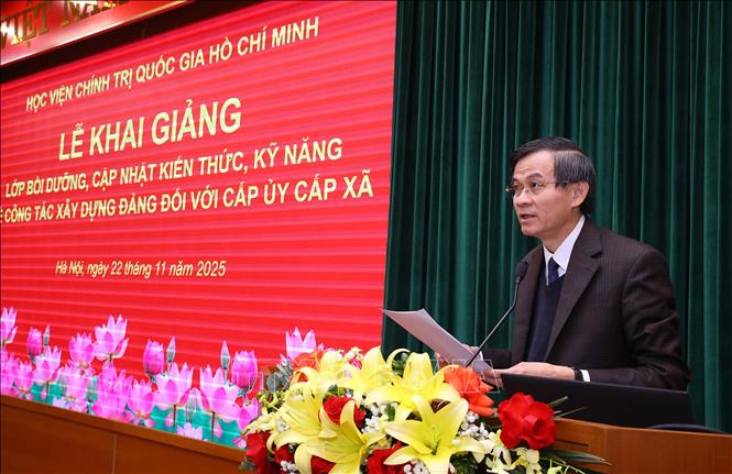 PGS,TS Đoàn Minh Huấn, Ủy viên Trung ương Đảng, Phó Giám đốc Thường trực Học viện Chính trị quốc gia Hồ Chí Minh phát biểu khai giảng. Ảnh: Văn Điệp - TTXVN