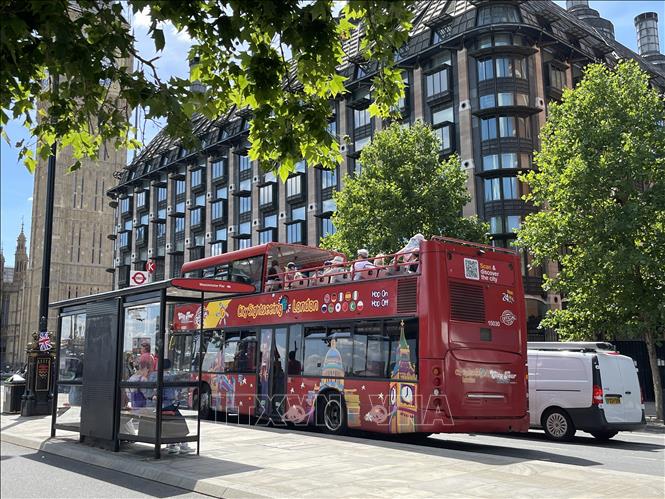 Hình ảnh quen thuộc của xe bus hai tầng chở du khách thăm quan City of Westminster. Ảnh: Minh Hợp-Phóng viên TTXVN tại Anh