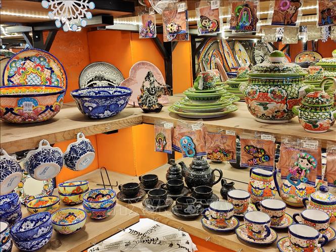 Thành phố Puebla vốn nổi tiếng với các sản phẩm gốm Talavera, dòng gốm thủ công truyền thống mang hoa văn tinh xảo và màu sắc đặc trưng, kết hợp hài hòa giữa nghệ thuật bản địa và ảnh hưởng văn hóa châu Âu. Ảnh: Phương Lan- PVTTXVN tại Mexico