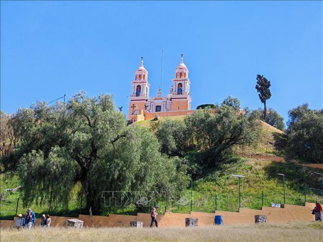 Nhà thờ Nuestra Señora de los Remedios nổi bật trên đỉnh kim tự tháp Cholula- kim tự tháp đá lớn nhất thế giới theo thể tích nằm ẩn dưới lòng đất. Ảnh: Phương Lan- PVTTXVN tại Mexico