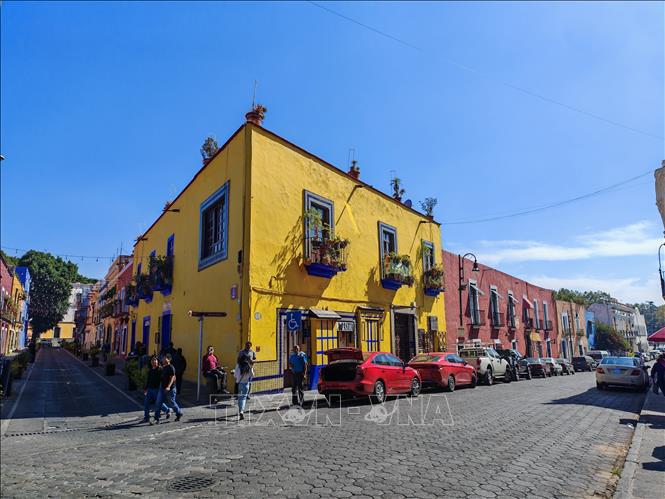 Những ngôi nhà nhiều màu sắc mang phong cách kiến trúc thuộc địa đặc trưng tại trung tâm thành phố Puebla, Mexico. Ảnh: Phương Lan- PVTTXVN tại Mexico 