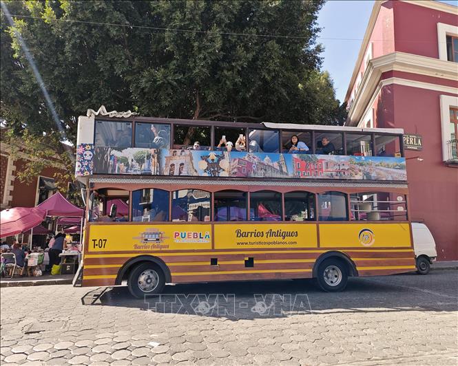 Xe buýt cổ phục vụ khách tham quan tại trung tâm thành phố Puebla, Mexico, góp phần tạo điểm nhấn du lịch và tái hiện không gian kiến trúc thuộc địa đặc trưng của địa phương. Ảnh: Phương Lan- PVTTXVN tại Mexico