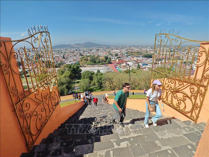 Khách du lịch đi bộ lên Nhà thờ Nuestra Señora de los Remedios nằm trên đỉnh kim tự tháp Cholula. Đây là kim tự tháp đá lớn nhất thế giới theo thể tích nằm ẩn dưới lòng đất. Ảnh: Phương Lan- PVTTXVN tại Mexico