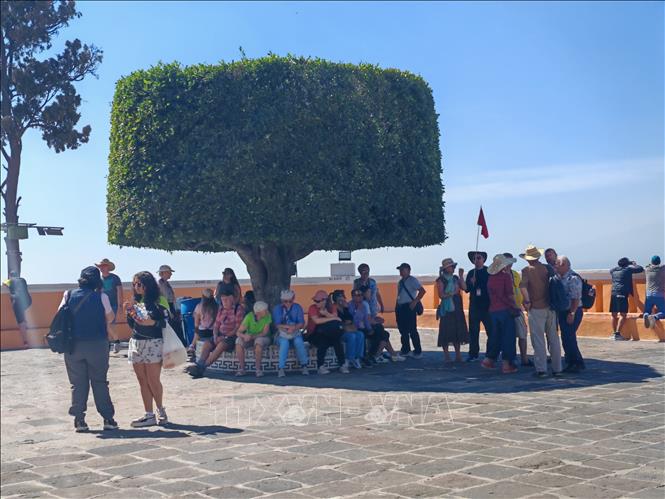 Khách du lịch thăm quan khu di tích Cholula, bang Puebla, Mexico. Ảnh: Phương Lan- PVTTXVN tại Mexico