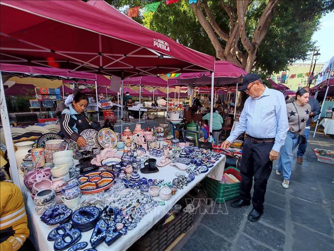 Các sản phẩm gốm Talavera truyền thống được trưng bày tại chợ đồ cổ ở thành phố Puebla, Mexico. Ảnh: Phương Lan- PVTTXVN tại Mexico