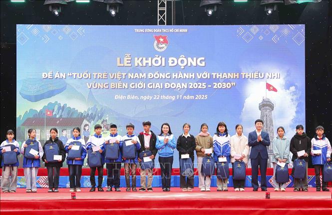 Chủ tịch Hội đồng Đội Trung ương Nguyễn Phạm Duy Trang và Chủ tịch Uỷ ban MTTQ Việt Nam tỉnh Điện Biên Mùa A Vảng tặng quà cho học sinh nghèo vượt khó vùng biên. Ảnh: Xuân Tư - TTXVN