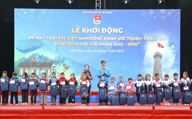 Bí thư Thứ nhất Ban Chấp hành Trung ương Đoàn Bùi Quang Huy và Thứ Trưởng Bộ Dân tộc và Tôn giáo Nông Thị Hà tặng quà cho học sinh nghèo vượt khó vùng biên. Ảnh: Xuân Tư – TTXVN