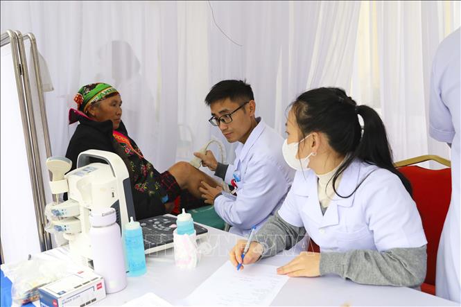 Bác sĩ thăm khám cho người dân vùng cao tỉnh Điện Biên. Ảnh: Xuân Tư – TTXVN