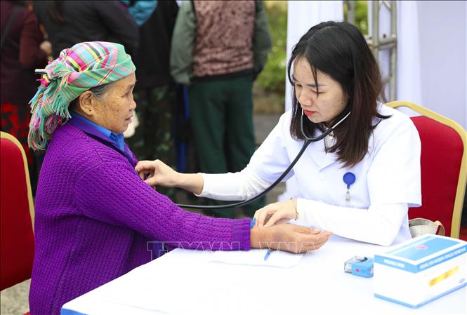 Bác sĩ thăm khám cho người dân vùng cao tỉnh Điện Biên. Ảnh: Xuân Tư – TTXVN
