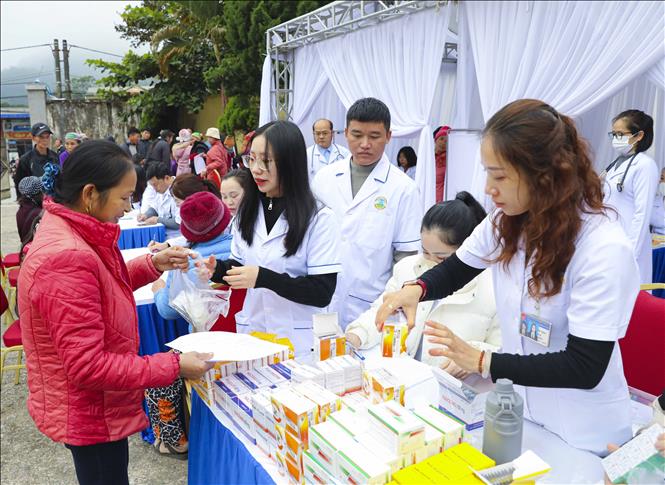 Cấp phát thuốc miễn phí cho đồng bào vùng cao. Ảnh: Xuân Tư – TTXVN