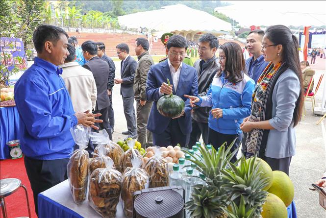Đại biểu tham quan tại gian hàng quảng bá các sản phẩm khởi nghiệp của thanh niên các dân tộc. Ảnh: Xuân Tư – TTXVN