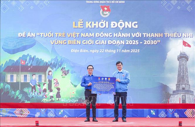 Bí thư Thứ nhất Ban Chấp hành Trung ương Đoàn Bùi Quang Huy trao biểu trưng nguồn lực hỗ trợ thanh thiếu nhi tỉnh Điện Biên cho Tỉnh đoàn Điện Biên. Ảnh: Xuân Tư – TTXVN