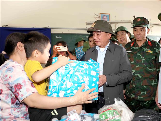 Thường trực Ban Bí thư Trần Cẩm Tú tặng quà, hỗ trợ nhân dân xã Diên Điền, tỉnh Khánh Hoà chịu hậu quả nặng nề do mưa lũ. Ảnh: Phương Hoa - TTXVN
