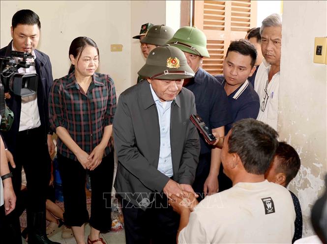Thường trực Ban Bí thư Trần Cẩm Tú thăm, động viên nhân dân xã Diên Điền, tỉnh Khánh Hoà tại nơi sơ tán. Ảnh: Phương Hoa - TTXVN
