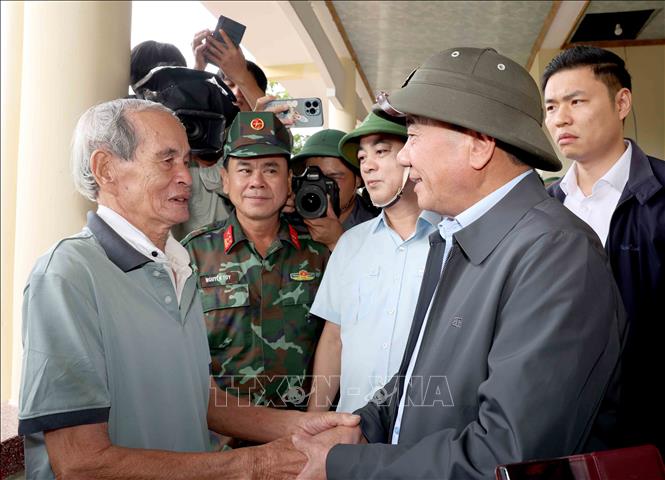 Thường trực Ban Bí thư Trần Cẩm Tú tặng quà, hỗ trợ nhân dân xã Diên Điền, tỉnh Khánh Hoà chịu hậu quả nặng nề do mưa lũ. Ảnh: Phương Hoa - TTXVN