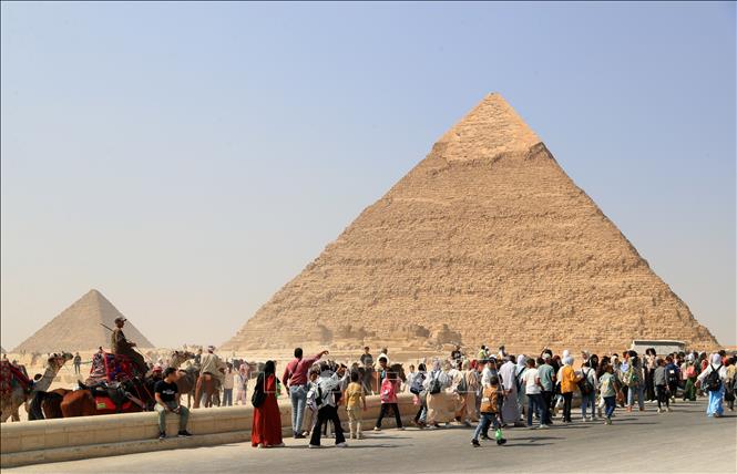 (Tư liệu) Khách du lịch tham quan quần thể Kim tự tháp Giza, Ai Cập. Ảnh: THX/TTXVN