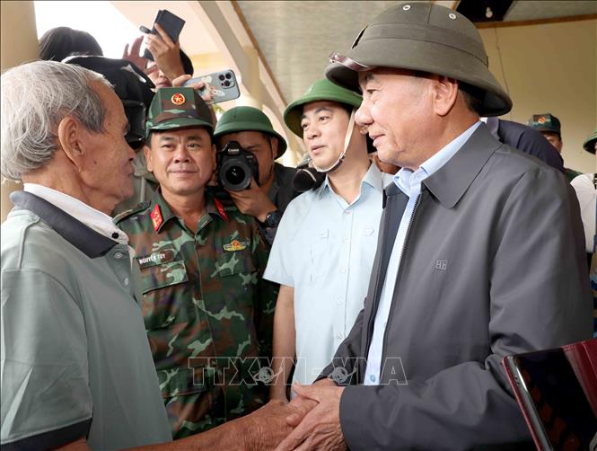 Thường trực Ban Bí thư Trần Cẩm Tú tặng quà, hỗ trợ nhân dân xã Diên Điền, tỉnh Khánh Hoà chịu hậu quả nặng nề do mưa lũ. Ảnh: Phương Hoa - TTXVN