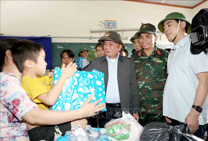Thường trực Ban Bí thư Trần Cẩm Tú tặng quà, hỗ trợ nhân dân xã Diên Điền, tỉnh Khánh Hoà chịu hậu quả nặng nề do mưa lũ. Ảnh: Phương Hoa - TTXVN