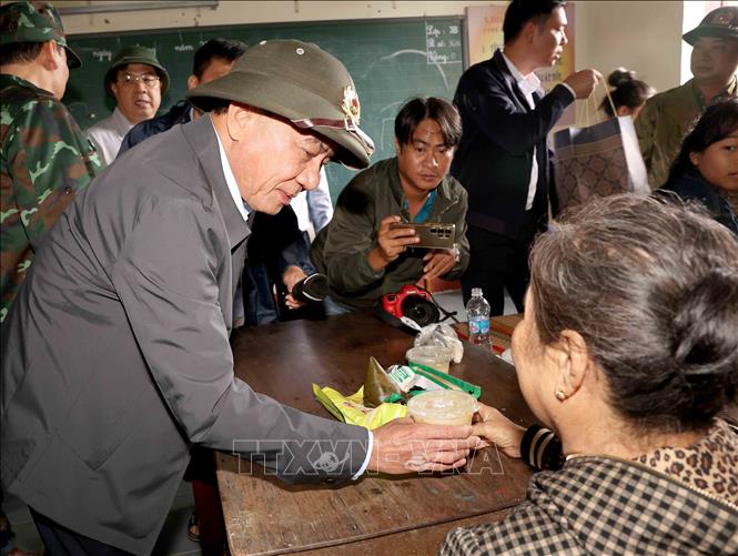 Thường trực Ban Bí thư Trần Cẩm Tú tặng quà hỗ trợ nhân dân xã Diên Điền, tỉnh Khánh Hoà ở nơi sơ tán. Ảnh: Phương Hoa - TTXVN
