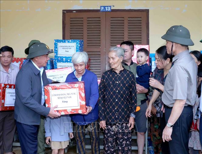 Thường trực Ban Bí thư Trần Cẩm Tú tặng quà hỗ trợ nhân dân xã Diên Điền, tỉnh Khánh Hoà khắc phục thiệt hại nặng nề do mưa lũ. Ảnh: Phương Hoa - TTXVN