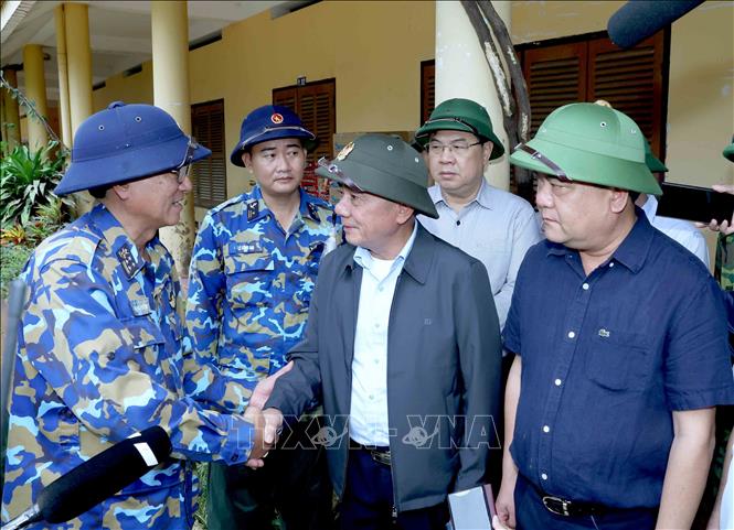 Thường trực Ban Bí thư Trần Cẩm Tú thăm, động viên lực lượng chức năng đang hỗ trợ nhân dân xã Diên Điền, tỉnh Khánh Hoà khắc phục thiệt hại nặng nề do mưa lũ. Ảnh: Phương Hoa - TTXVN
