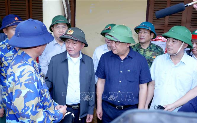 Thường trực Ban Bí thư Trần Cẩm Tú thăm, động viên lực lượng chức năng đang hỗ trợ nhân dân xã Diên Điền, tỉnh Khánh Hoà khắc phục thiệt hại nặng nề do mưa lũ. Ảnh: Phương Hoa – TTXVN