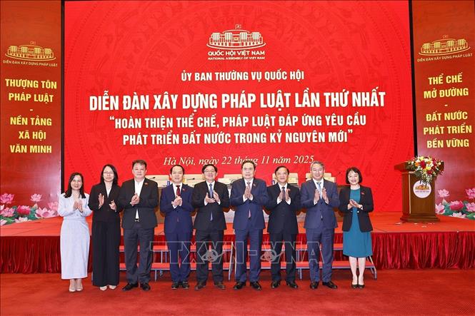 Chủ tịch Quốc hội Trần Thanh Mẫn với thành viên Ban tổ chức diễn đàn. Ảnh: Doãn Tấn - TTXVN