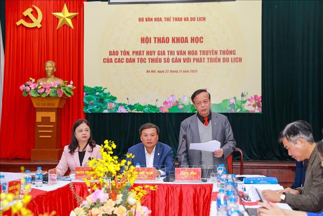 PGS.TS Lê Ngọc Thắng Tổng biên tập Tạp chí Dân tộc và Thời đại tham luận tại Hội thảo. Ảnh: Khánh Hoà - TTXVN