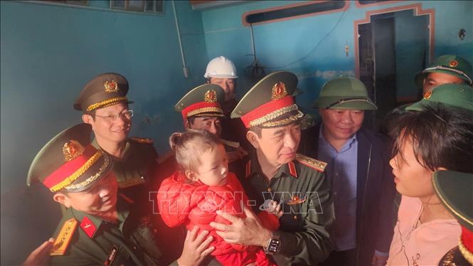 Bộ trưởng Bộ Quốc phòng Đại tướng Phan Văn Giang thăm hỏi người dân vùng lũ ở xã Tuy Phước Đông
Ảnh: Sỹ Thắng-TTXVN