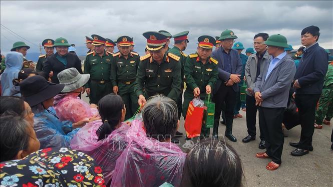 Bộ trưởng Bộ Quốc phòng Đại tướng Phan Văn Giang tặng quà người dân vùng lũ ở xã Tuy Phước. Ảnh: Sỹ Thắng/TTXVN