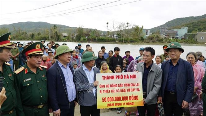 Đại diện lãnh đạo thành phố Hà Nội tặng tiền ủng hộ nhân dân Gia Lai. Ảnh: Sỹ Thắng/TTXVN