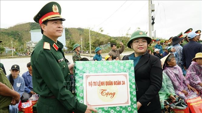 Quân đoàn 34 tặng quà cho xã Tuy Phước. Ảnh: Sỹ Thắng/TTXVN