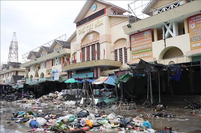 Sau khi nước lũ rút, rác thải bủa vây chợ Tuy Hòa. Ảnh: Tuấn Anh - TTXVN