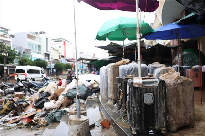 Hàng hóa của tiểu thương chợ Tuy Hòa bị thiệt hại khi nước lũ dâng cao. Ảnh: Tuấn Anh - TTXVN
