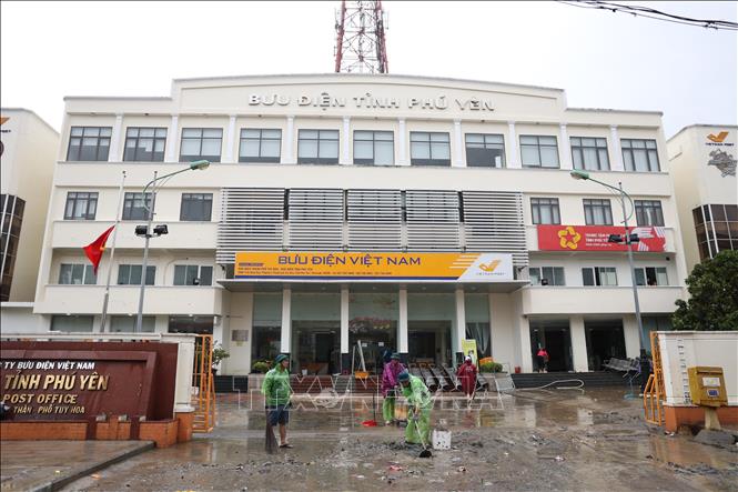 Các cơ quan, đơn vị trên địa bàn phường Tuy Hòa huy động lực lượng dọn vệ sinh sau khi nước rút. Ảnh: Tuấn Anh - TTXVN