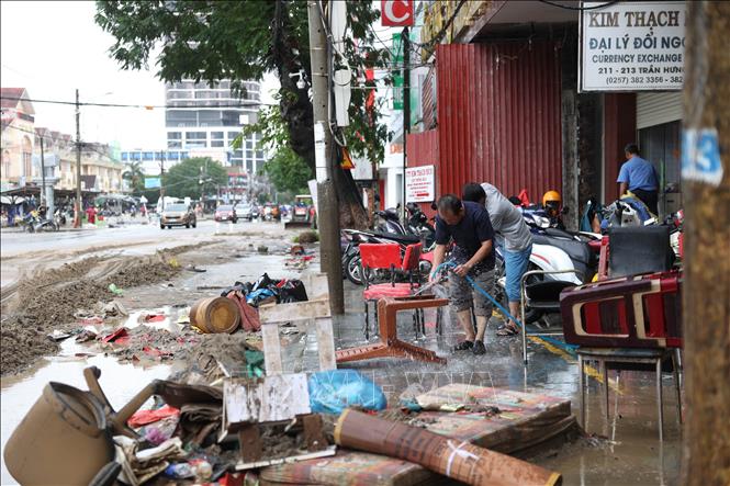 Người dân trên đường Trần Hưng Đạo, phường Tuy Hòa dọn dẹp nhà cửa sau khi lũ rút. Tuấn Anh – TTXVN